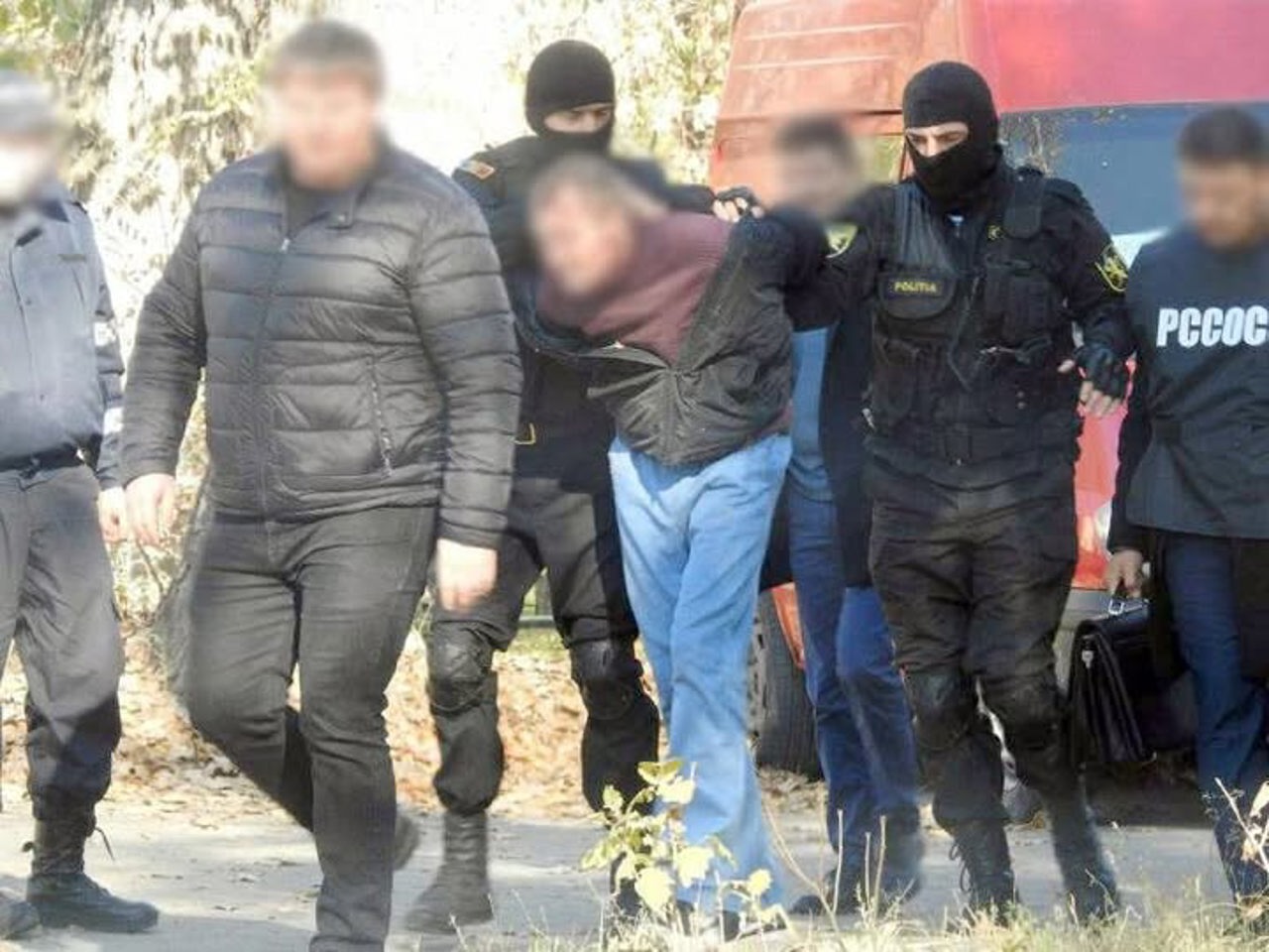 Patru membri ai unui grup criminal, condamnați pentru trafic de droguri. Rețeaua ilegală era ghidată de un deținut