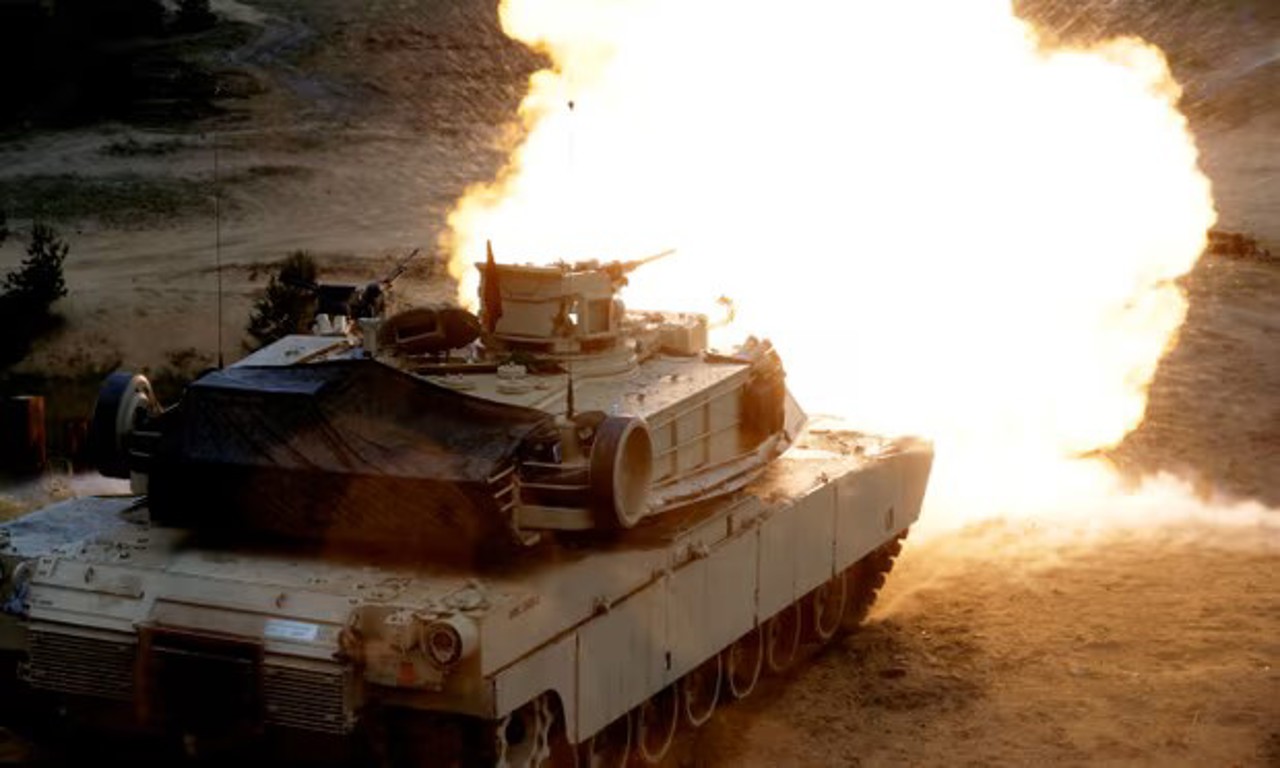 Reuters / Un tanc Abrams deschide focul în timpul unui exercițiu de antrenament în Letonia