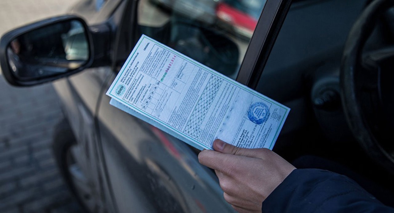 Moldovenii își asigură mașinile, mai puțin viața sau casa: Asigurările auto concentrează până la 70% din piață 