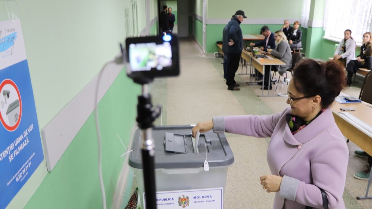 Un sondaj realizat la comanda unui grup de experți arată că mai bine de jumătate din chișinăuieni ar participa la alegerile din 5 noiembrie