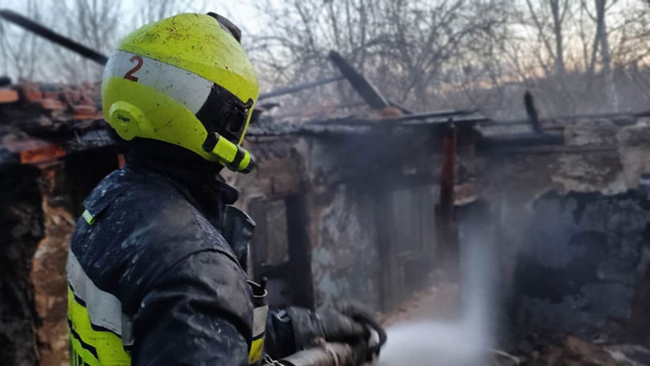 O casă părăsită din Buiucani, cuprinsă de flăcări: două echipe de pompieri limitează extinderea incendiului