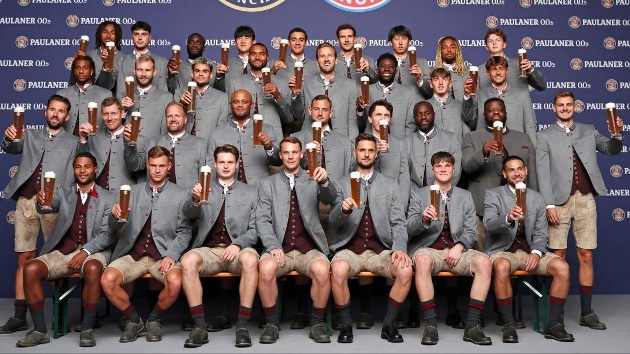 Bayern München îmbină fotbalul cu tradiția: costume bavareze și bere la ședința foto anuală de Oktoberfest