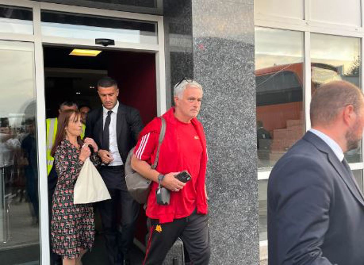 "The Special One" a ajuns în Republica Moldova! Jose Mourinho și compania, întâmpinați de admiratori la aeroport