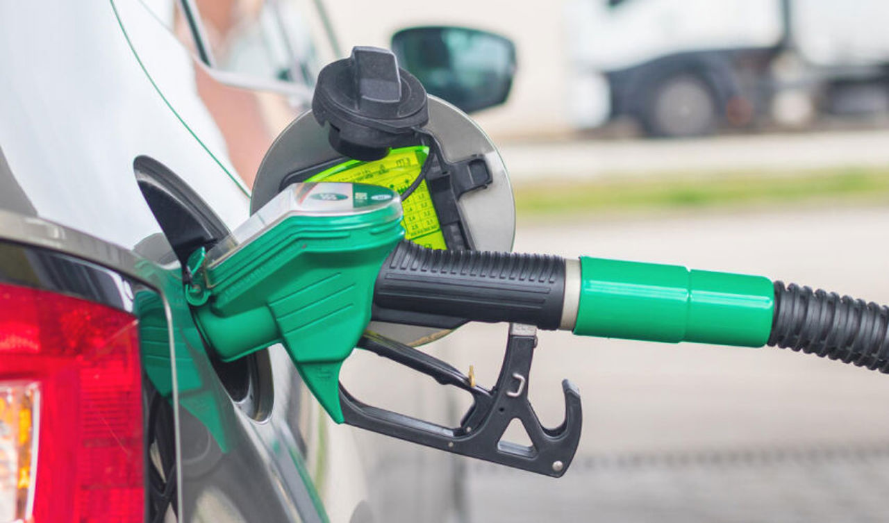 ANRE majorează cu 20 de bani marja comercială pentru carburanți: „Din cauza inflației”