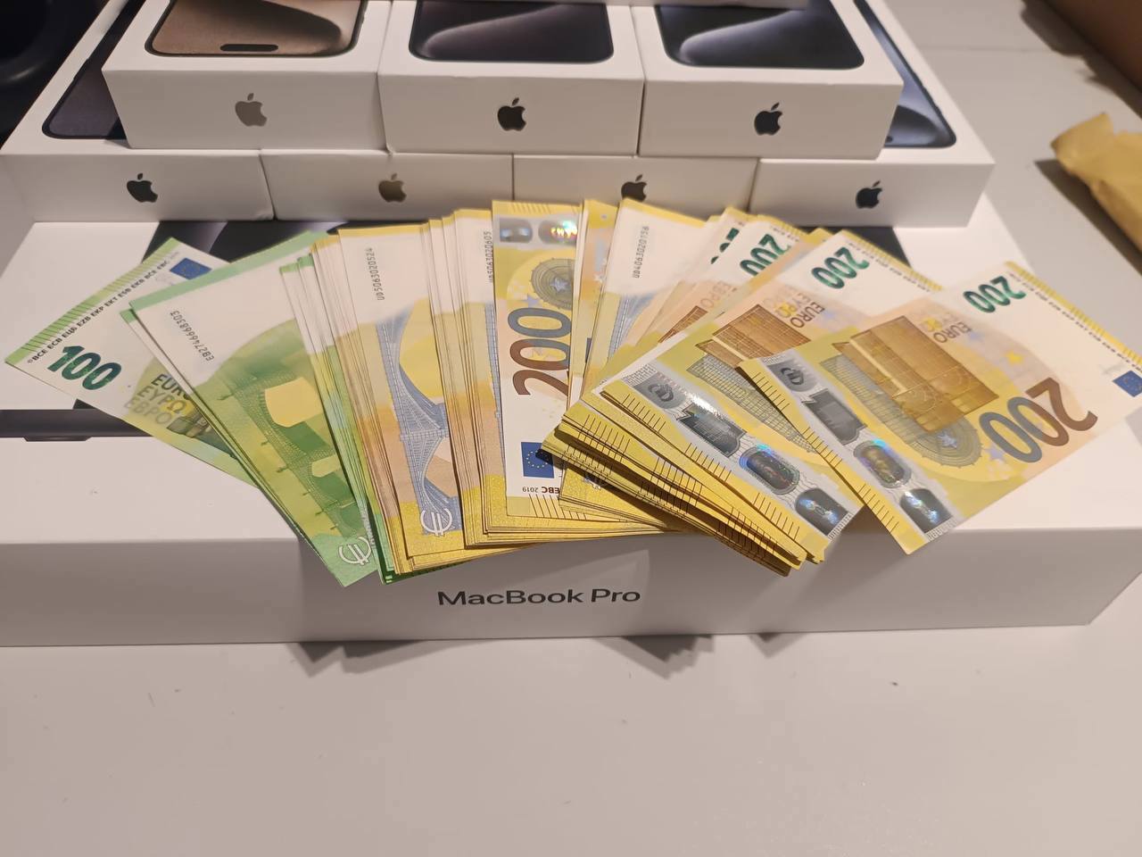 A passenger found at Chisinau Airport with 20 thousand euros and undeclared goods