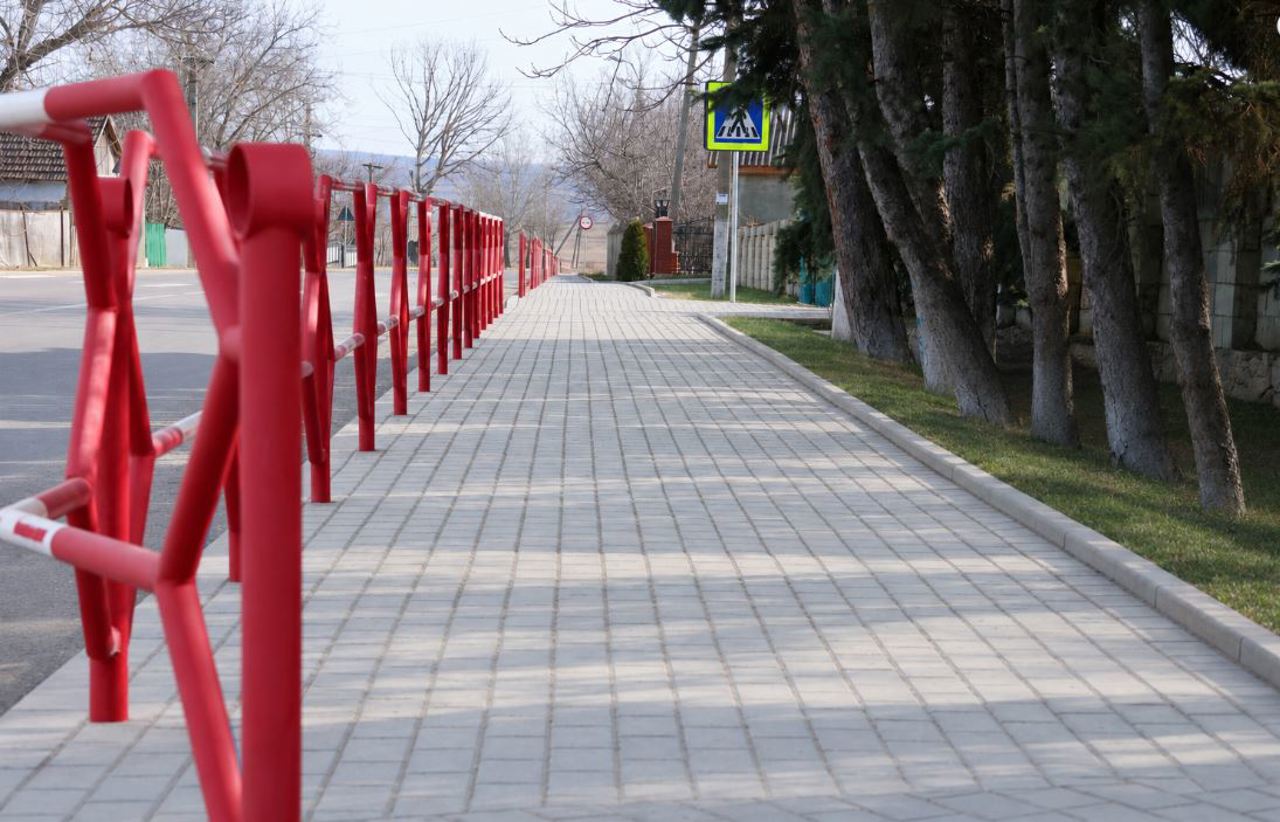 Aproape patru kilometri de trotuare noi pe drumurile din Briceni, Drochia, Ocnița și Șoldănești