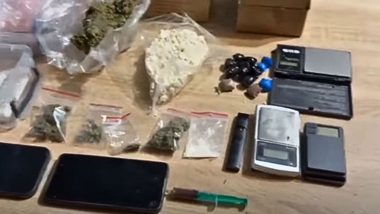 Substanțe psihotrope, distribuite în preajma universităților: doi bărbați, reținuți la Chișinău