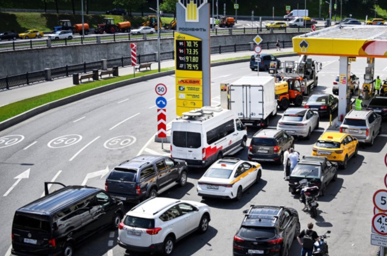 Benzina devine tot mai greu de găsit în Rusia: Cozi și conflicte între șoferi