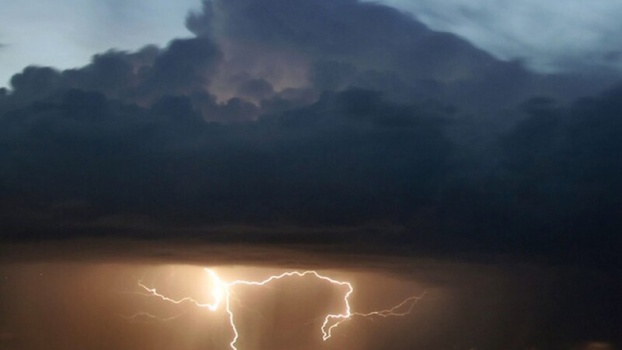 Сильный шторм в Румынии: Двое мужчин погибли от удара молнии