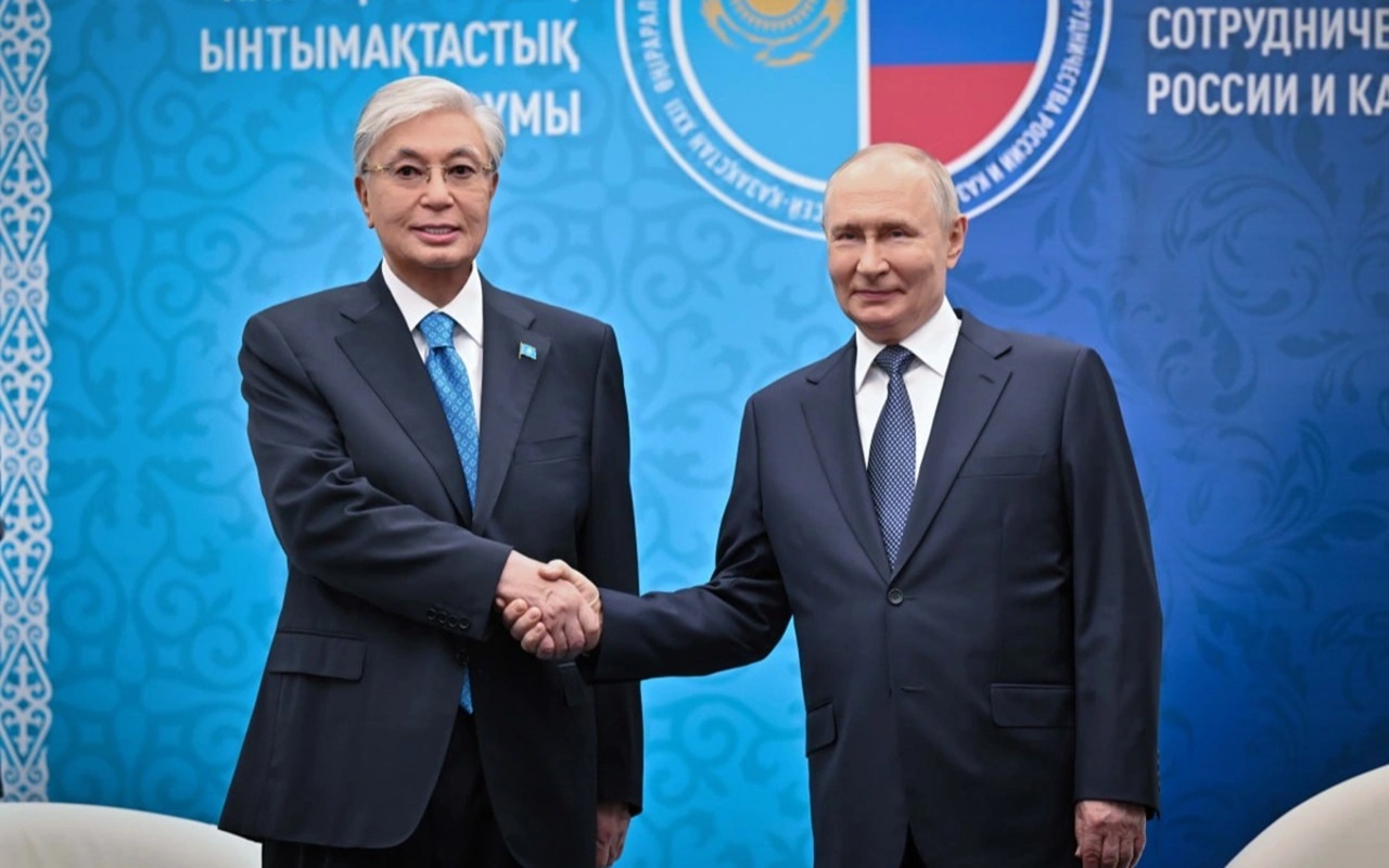 Președintele kazah îl îndeamnă pe Putin să înghețe războiul în Ucraina. Reacția Moscovei: „Condiția principală este să ne atingem obiectivele”