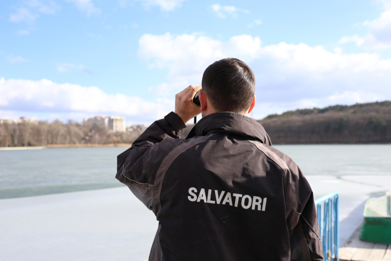 Atenție, risc de prăbușire sub gheața fragilă a bazinelor acvatice. Salvatorii vin cu recomandări 