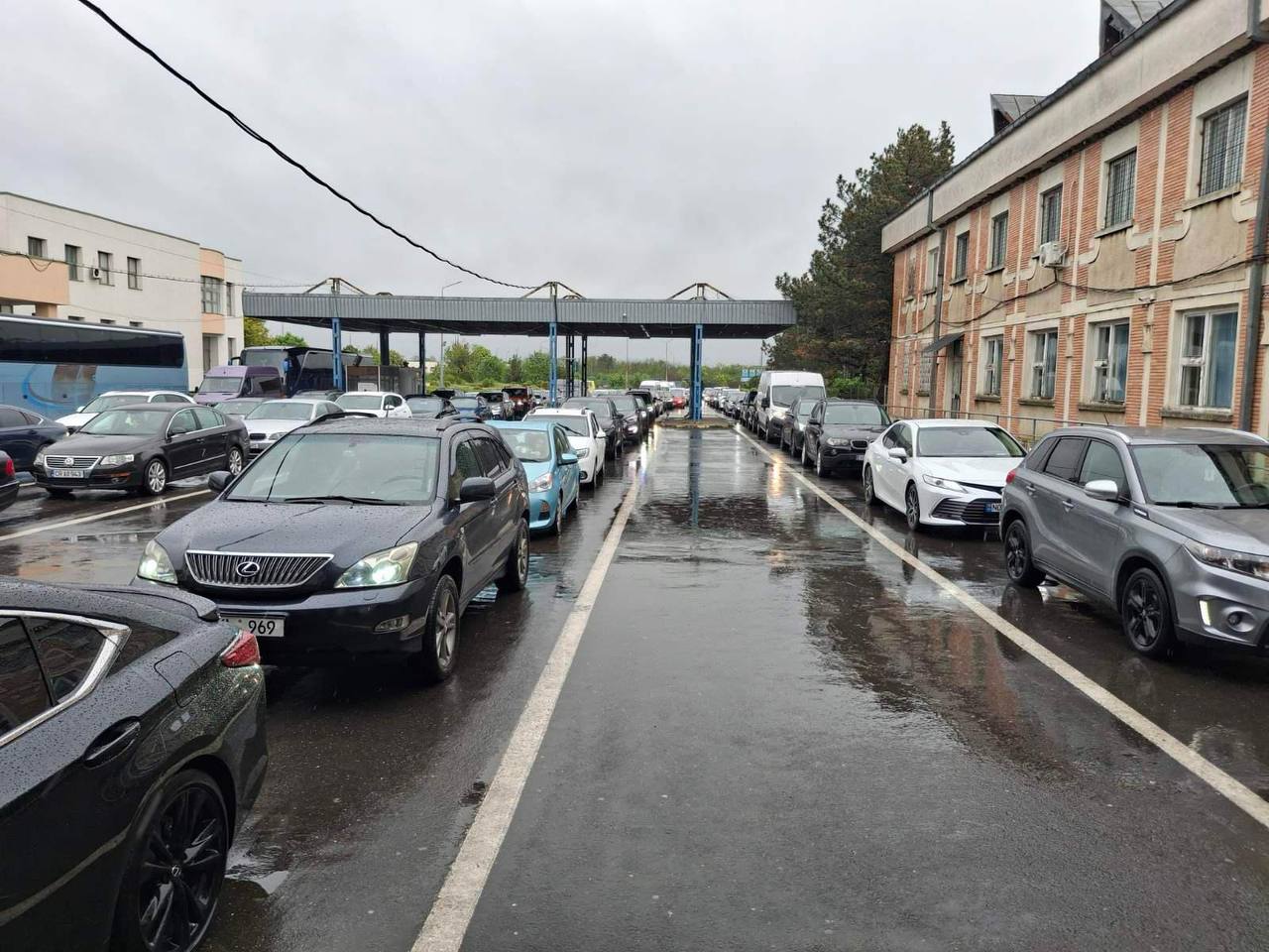 În atenția călătorilor! Aglomerație la punctele de trecere Sculeni și Leușeni