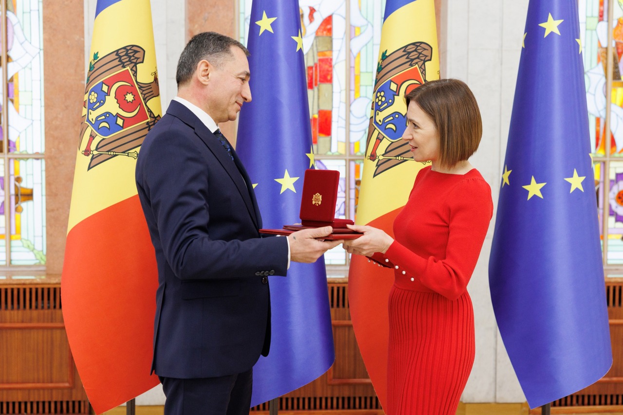 Ambasadorul azer la Chișinău, Gudsi Osmanov, decorat cu „Ordinul de Onoare” de președinta Maia Sandu