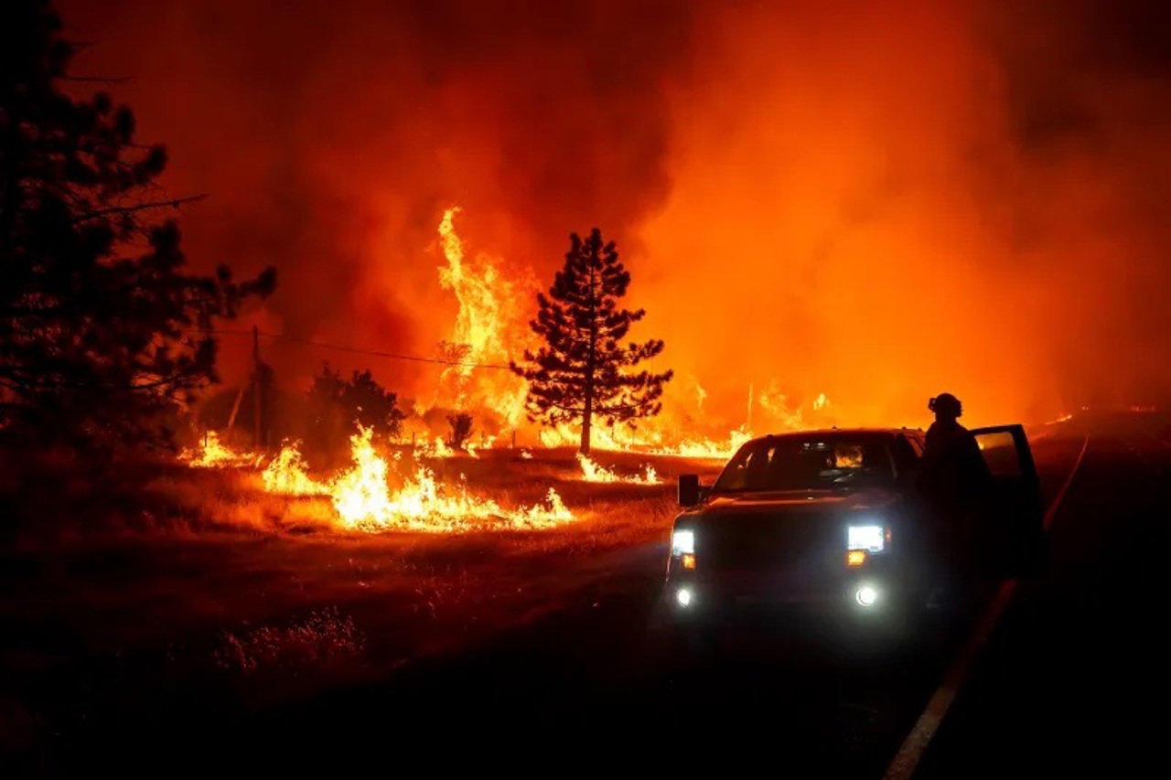 Wildfire in Malibu threatens homes, celebrities evacuate