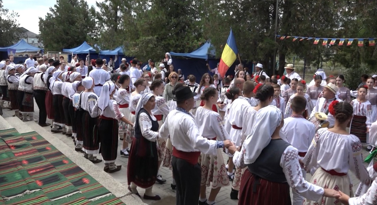 Folclor și tradiții la Cahul: Peste 20 de ansambluri din sudul R. Moldova și din România, la cea de-a 34-a ediție a festivalului „La Vatra horelor bucuriene”