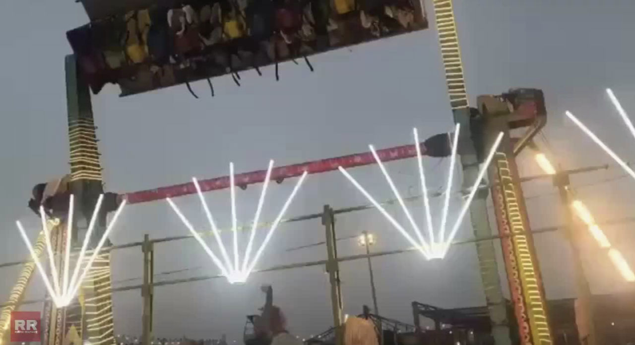 (ВИДЕО) В Индии рухнул аттракцион с людьми – погиб полицейский