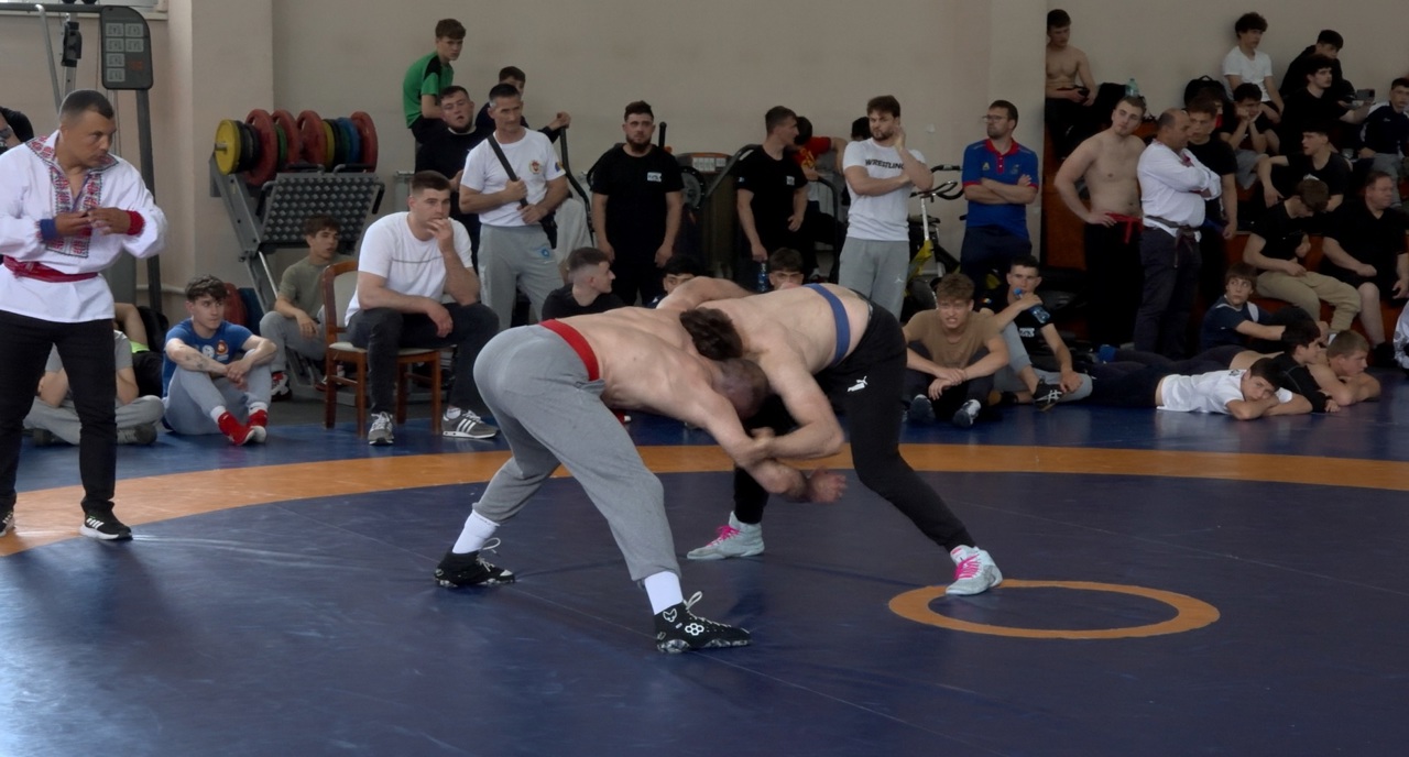 Peste 150 de sportivi au participat la campionatele Republicii Moldova la lupta națională trânta