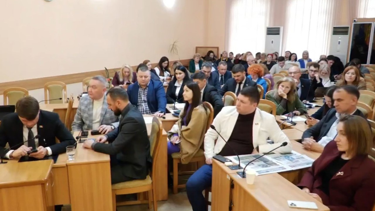 Profesorii din Chișinău își vor primi salariile: CMC a aprobat modificările bugetare disputate