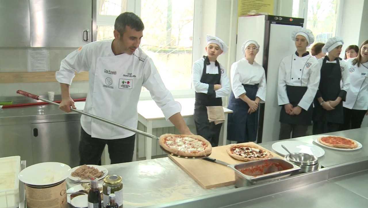 Elevii unei școli profesionale din capitală au gătit pizza împreună cu un bucătar italian