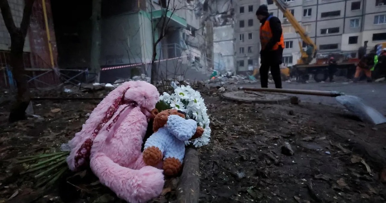 Mourning in Dnipro, after the Russian attack. The death toll rose to 6 dead and over 50 injured
