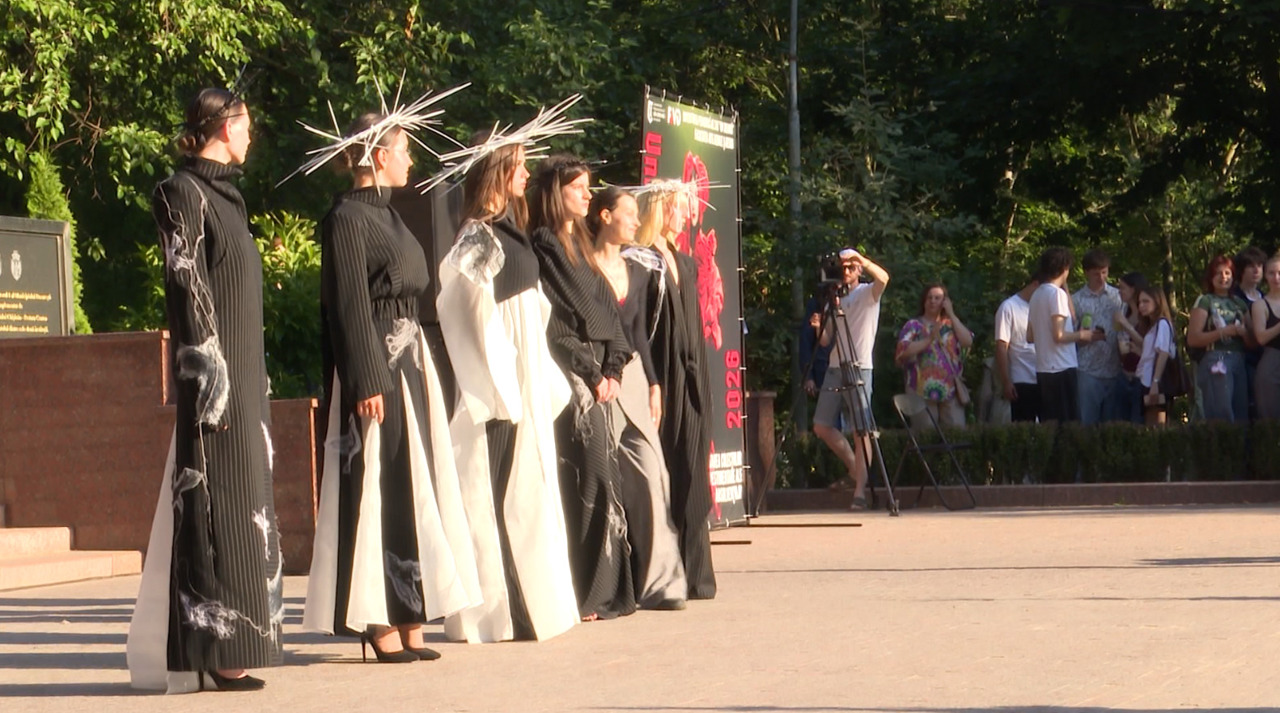 Defileu de modă la „Valea Morilor”: Creațiile tinerilor designeri au cucerit publicul