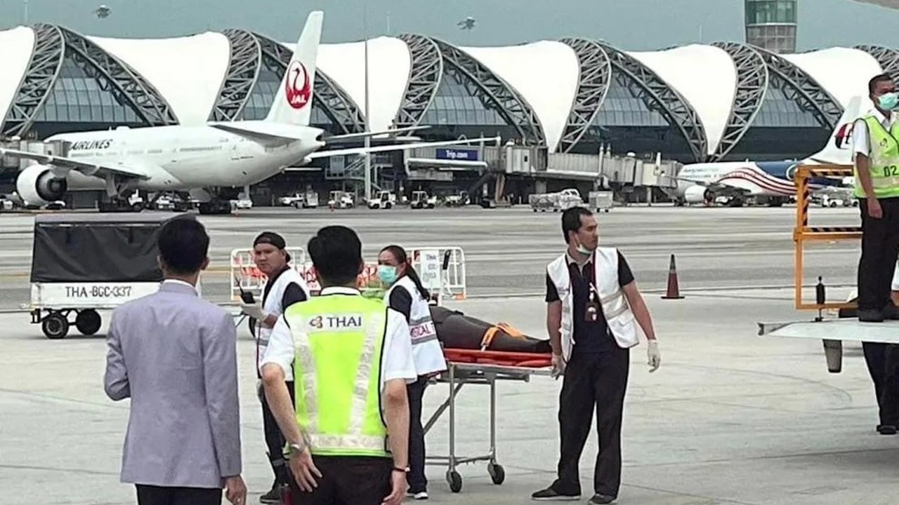 Пассажир рейса Лондон - Сингапур погиб из-за сильной турбулентности