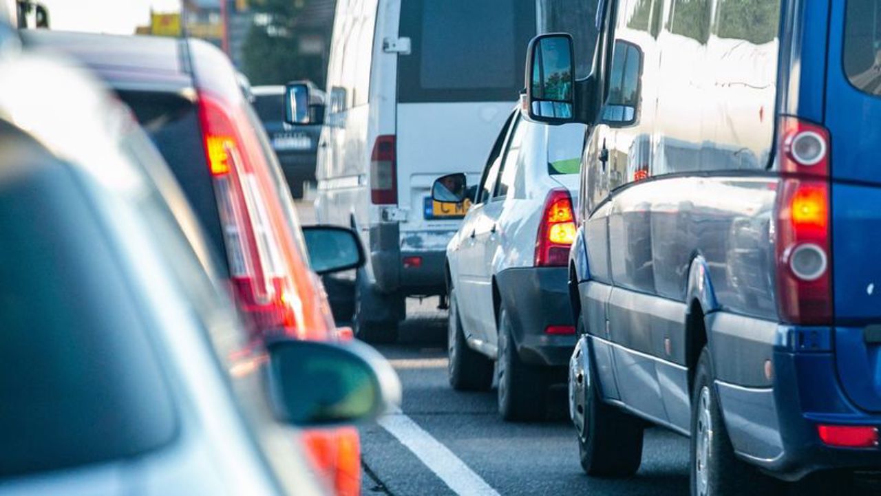 Chișinăuienii revin acasă. La intrarea în oraș s-au format ambuteiaje kilometrice 