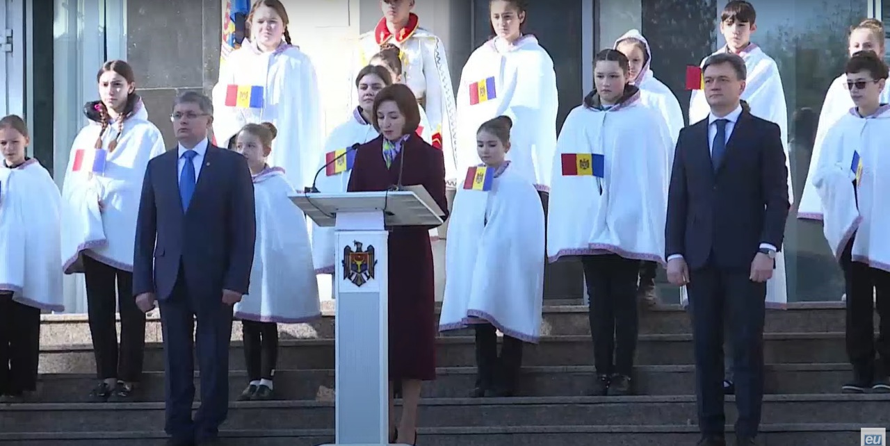 Ziua Drapelului de Stat // Maia Sandu: De fiecare dată când privim spre tricolor, să fim încrezători în puterea noastră de a mai adăuga câte o cărămidă la construcția Moldovei europene