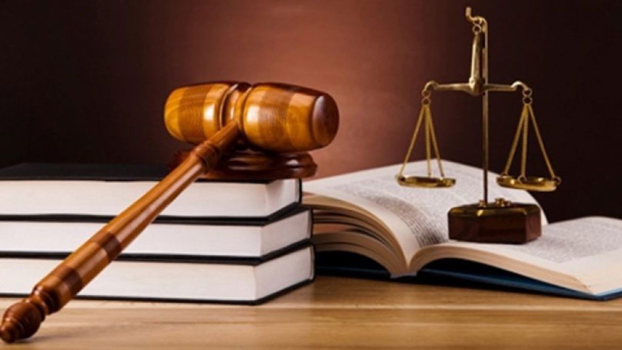 Riscă ani grei de pușcărie pentru exploatarea sexuală a adolescentelor. Cinci tineri, trimiși pe banca acuzaților 