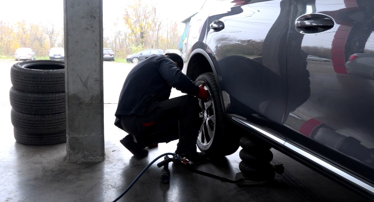 Șoferii își echipează mașinile pentru sezonul rece. Anvelopele, mai ieftine decât anul trecut 