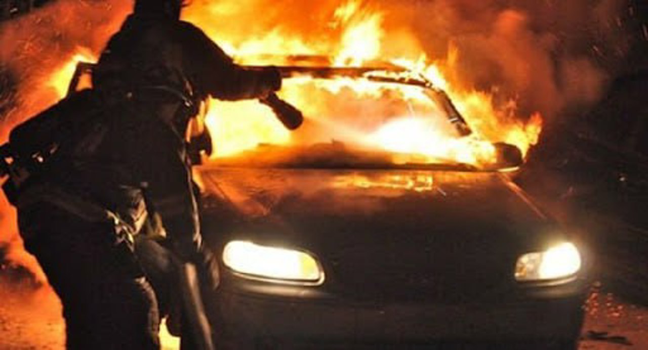 FOTO // Incendiu la Anenii Noi: Două automobile, mistuite de flăcări 