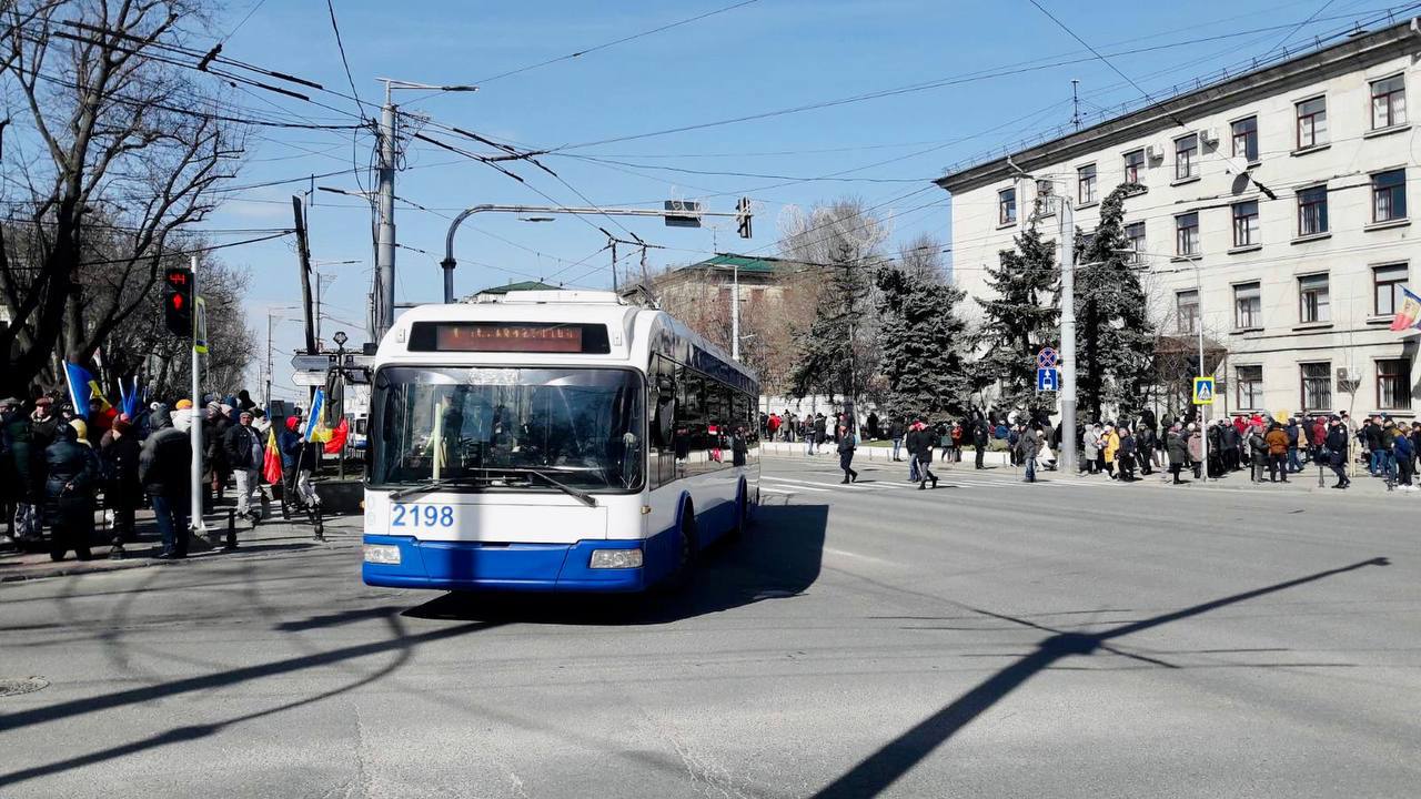 Protesters gather in the center of Chisinau