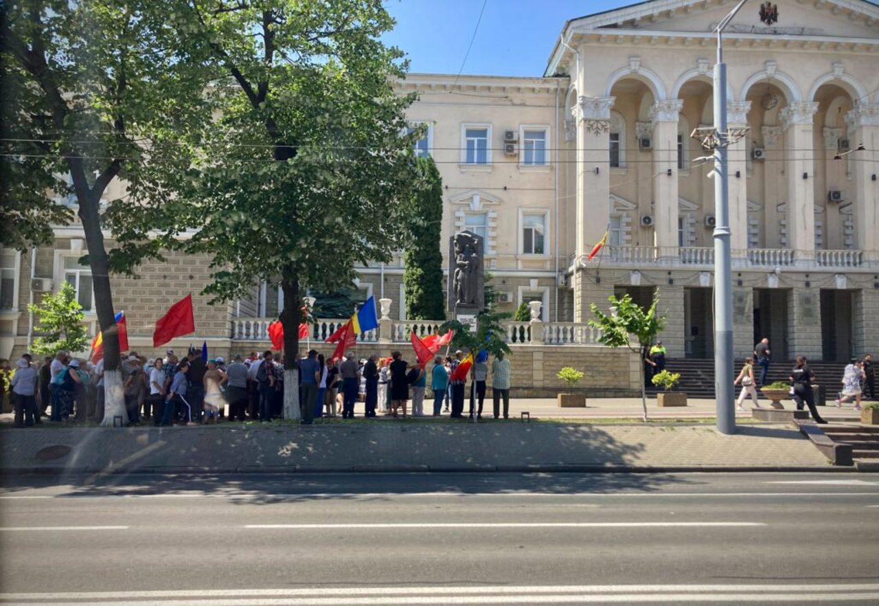 Сторонники ПСРМ устроили протест у здания МВД из-за вмешательства полиции в шествие против сообщества LGBTQ+