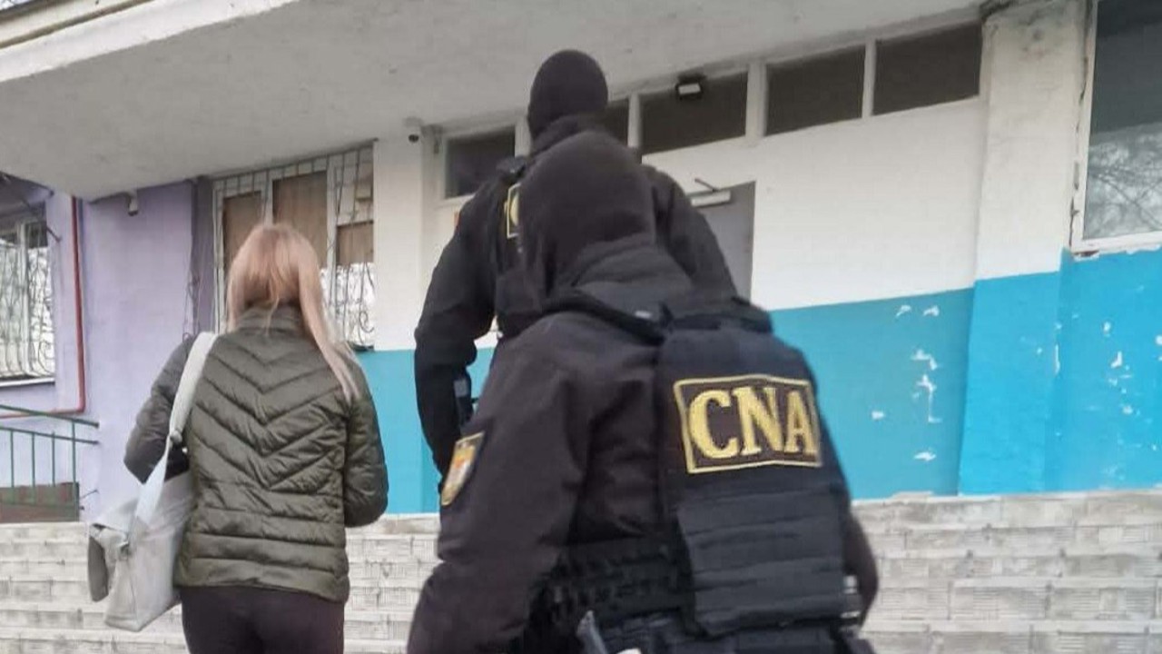 Percheziții într-un dosar de corupție la vamă: Brokeri și funcționari vamali, vizați de CNA