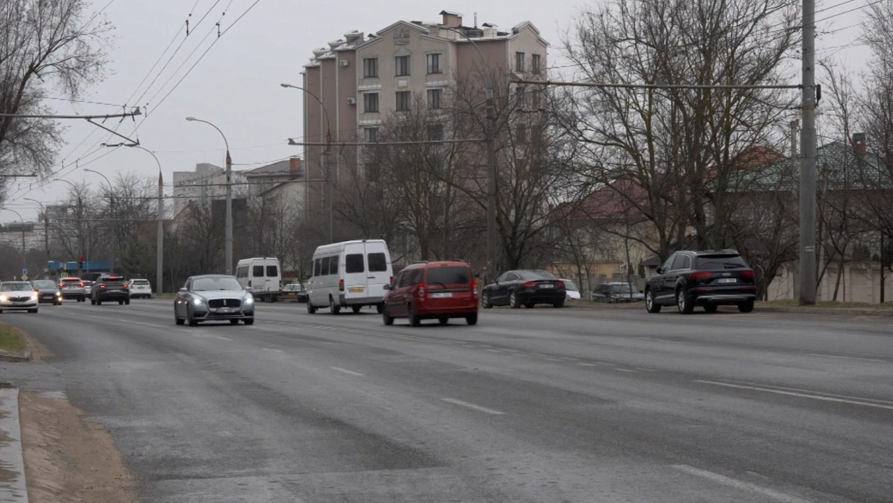 Prețul motorinei premium a depășit 30 de lei litrul. Șoferii, nemulțumiți 