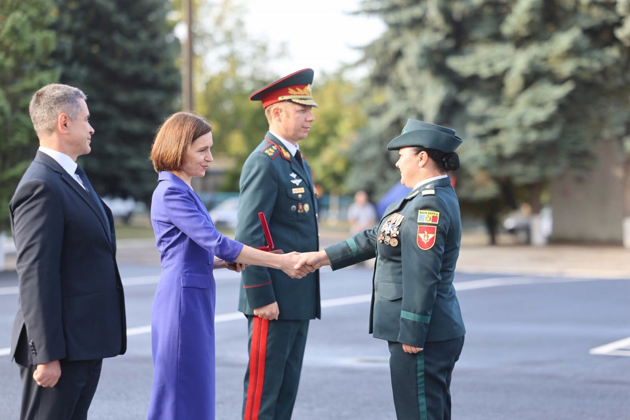 Militari, distinși cu diplome și medalii în cadrul unei ceremonii speciale: „Este o mare responsabilitate”