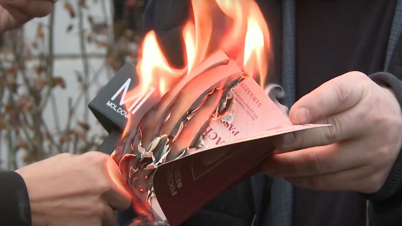 Журналист Иван Святченко в прямом эфире сжег российский паспорт на акции у посольства России