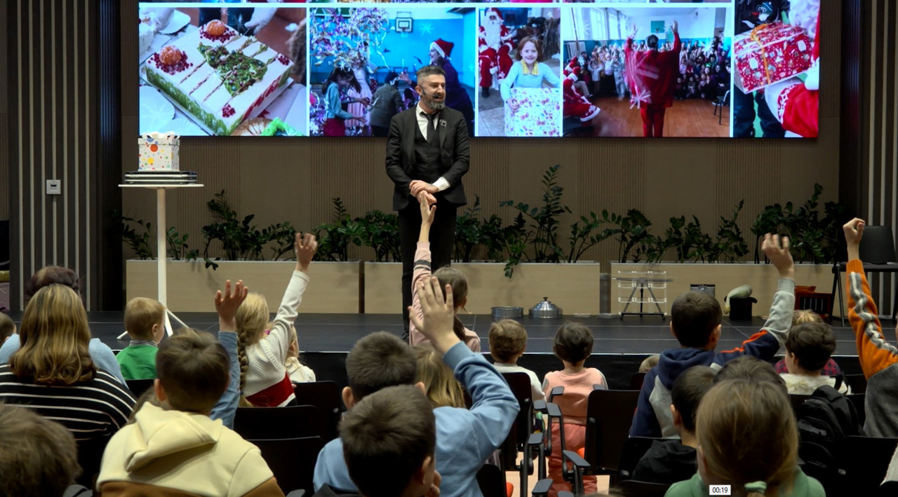 Zâmbete, jocuri și cadouri: o petrecere de iarnă pentru copiii care au cea mai mare nevoie