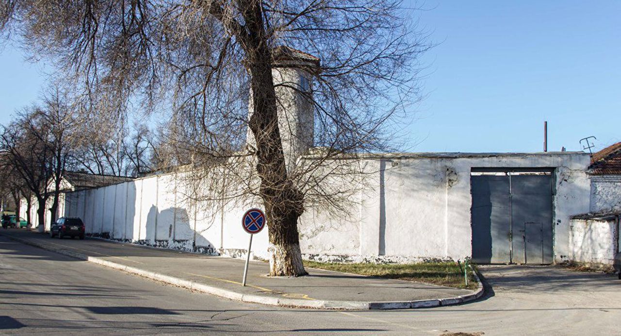„Cea mai scumpă palmă de pământ din Chișinău și noi ținem deținuți”. Premierul Tofan vrea mutarea Penitenciarului nr. 13 și vânzarea terenului