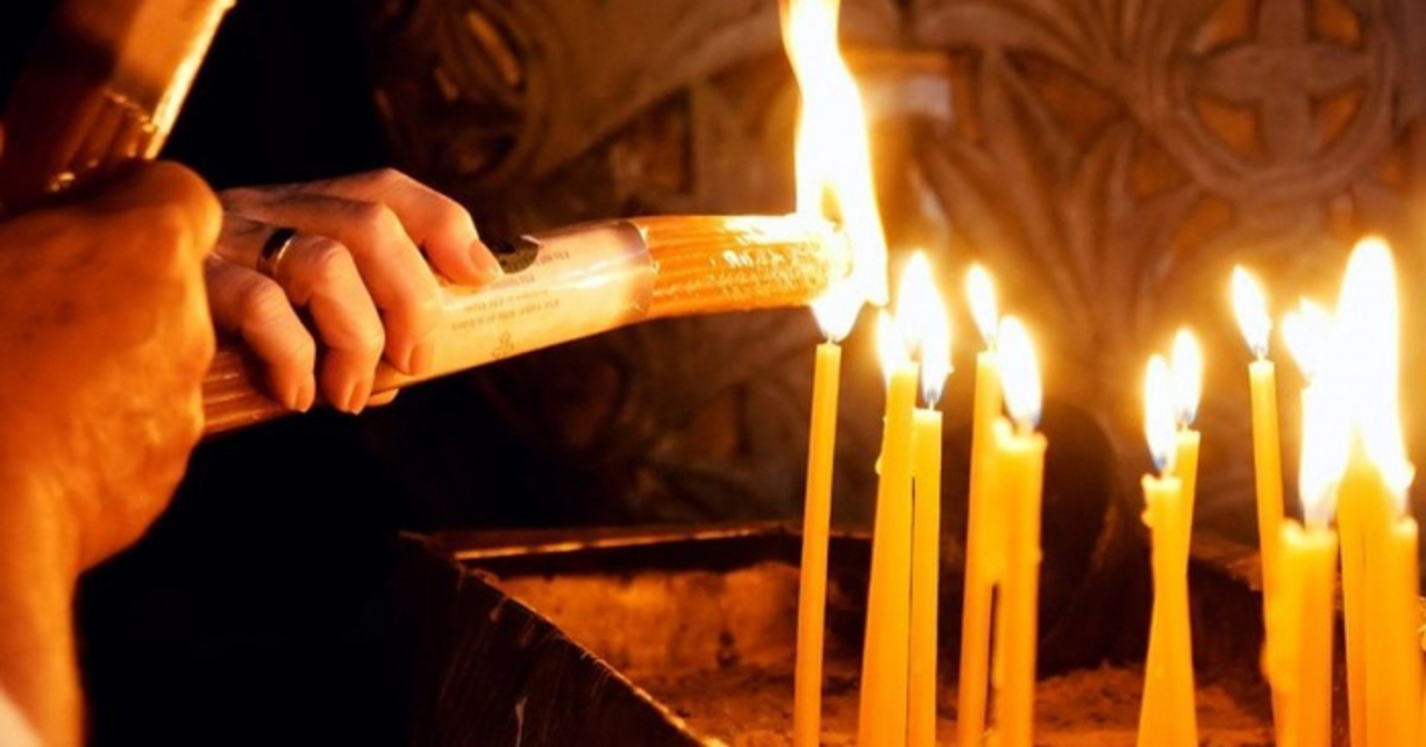 Sfânta Lumină s-a aprins în Ierusalim și împărțită credincioșilor din întreaga lume