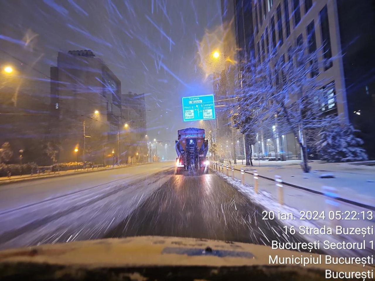 Bucharest police conduct overnight snow removal patrol & vulnerability checks