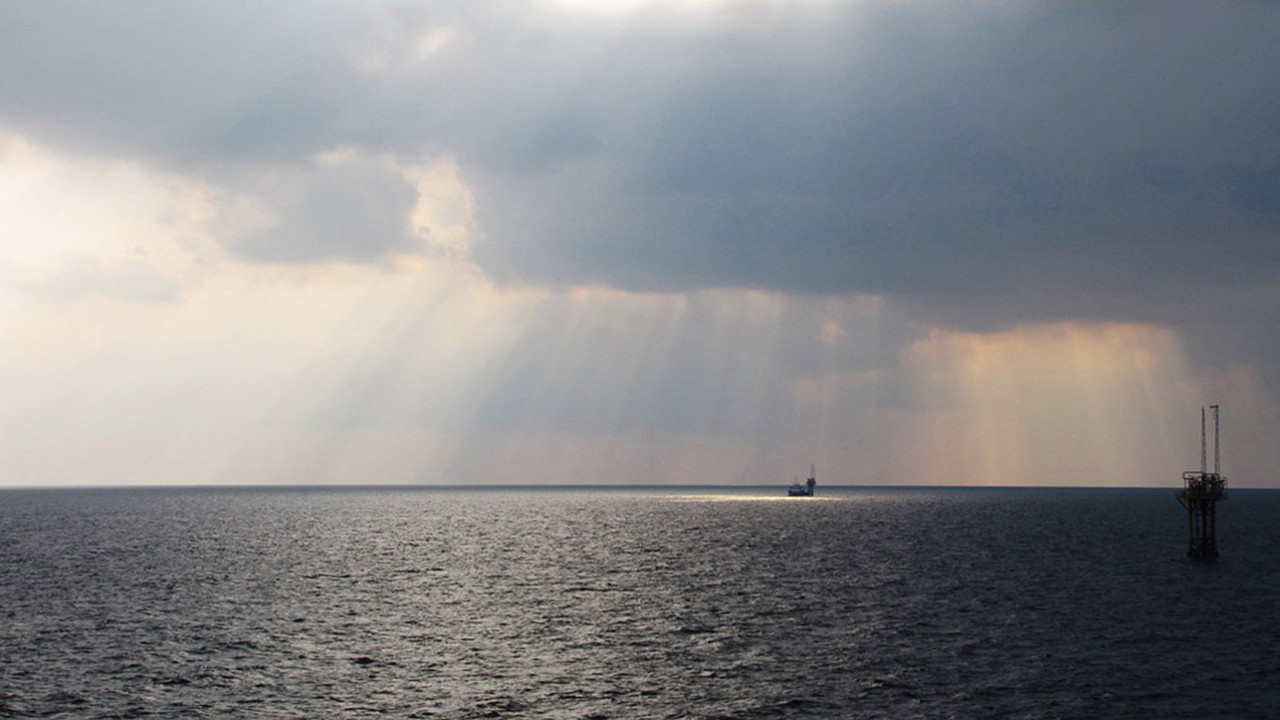  Piața globală a energiei reacționează cu scăderi abrupte după anunțul Iranului privind deschiderea Strâmtorii Ormuz