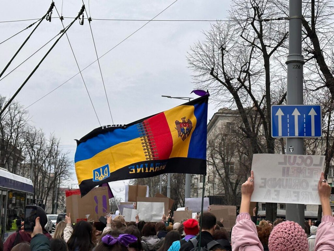 Феминистский марш в столице подчеркивает солидарность с Украиной и с женщинами, оказавшимися между миром и войной