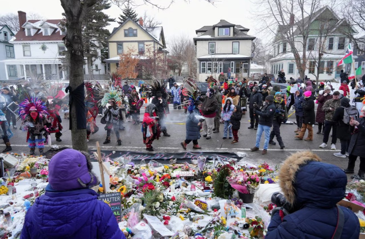 Десятки тысяч вышли на марш в Миннеаполисе после гибели женщины от выстрела агента ICE