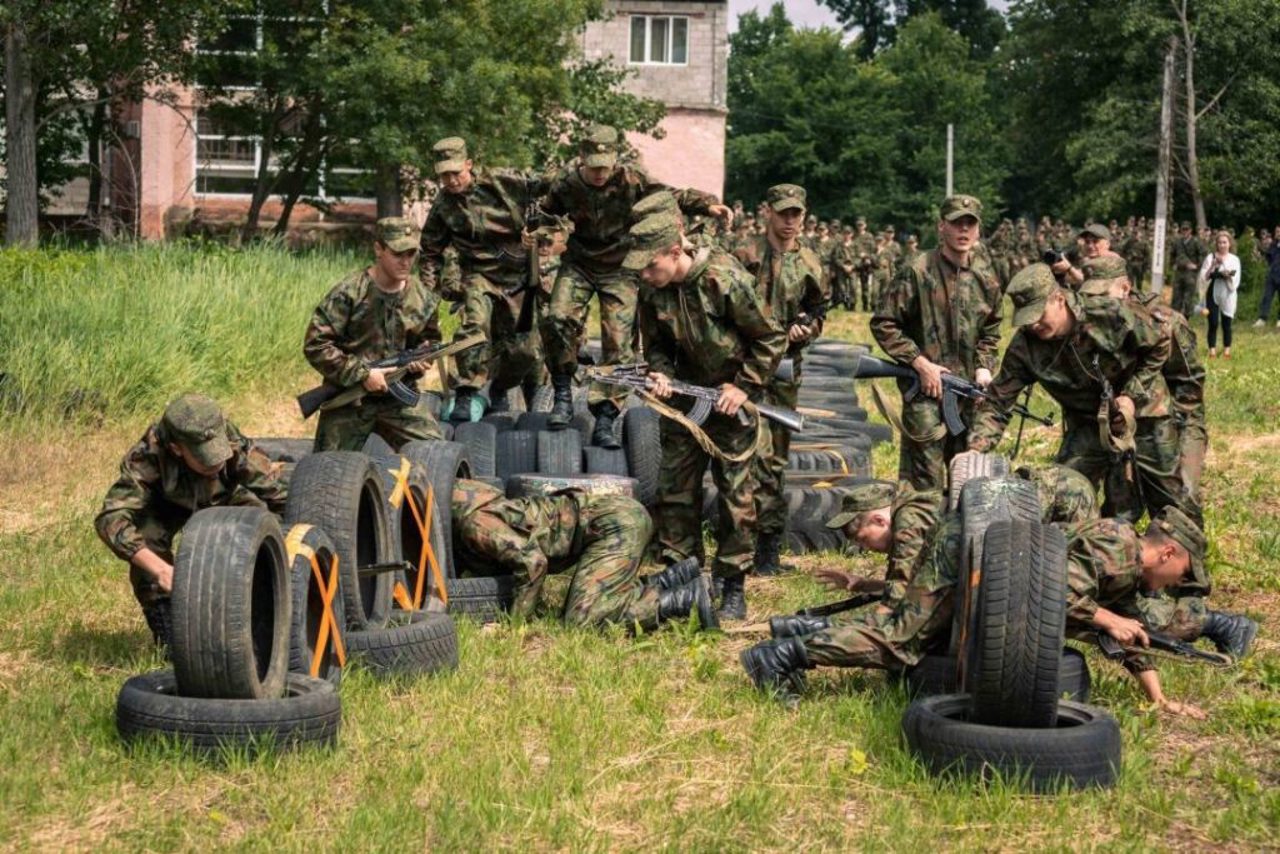 În uniforme militare, de la 11 ani: Aproape 130 de copii din regiunea transnistreană, înscriși în școlile militare din stânga Nistrului