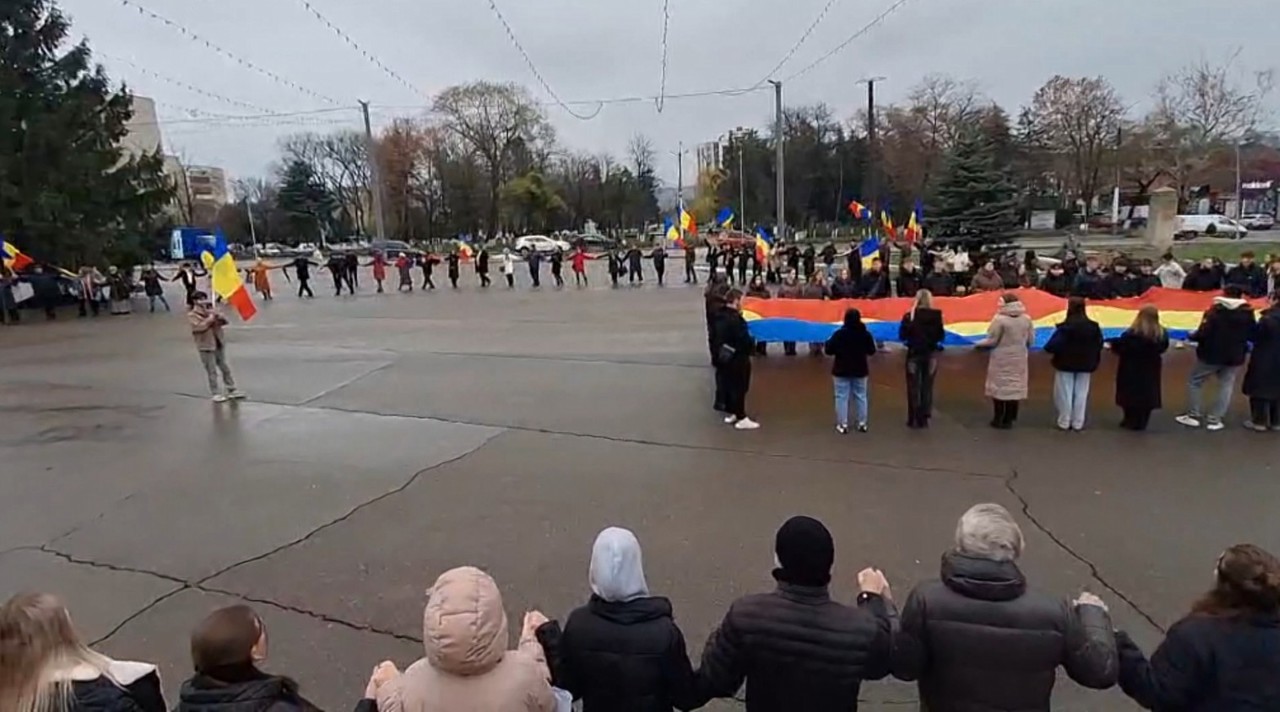 Ziua Națională a României, sărbătorită în R. Moldova. Marș cu un tricolor de 50 de metri la Soroca 
