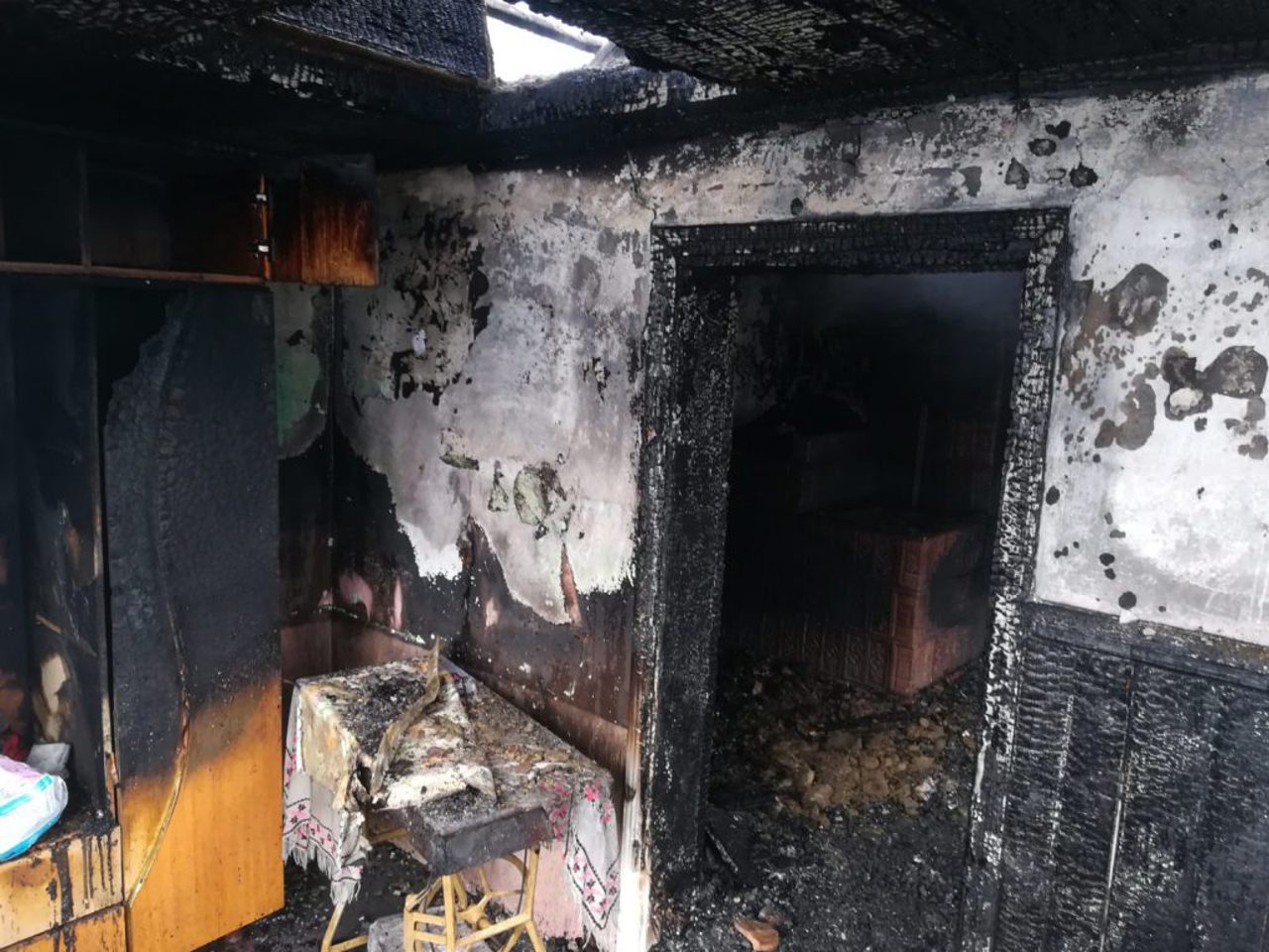 Drochia: O familie din satul Chetrosu rămasă fără acoperiș deasupra capului în urma unui incendiu mizează pe ajutorul oamenilor cu inimă mare