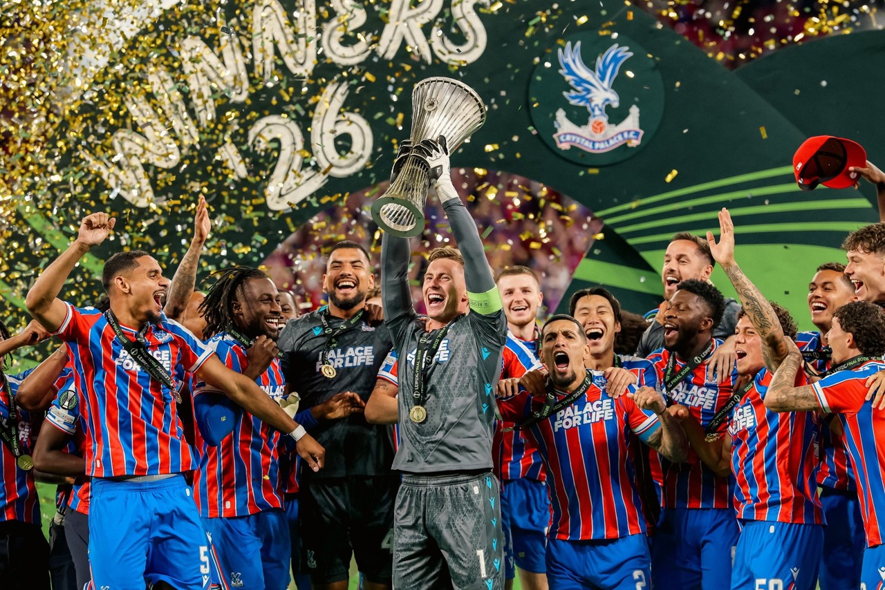 Echipa engleză de fotbal, Crystal Palace, a cucerit trofeul Ligii Conferințelor 