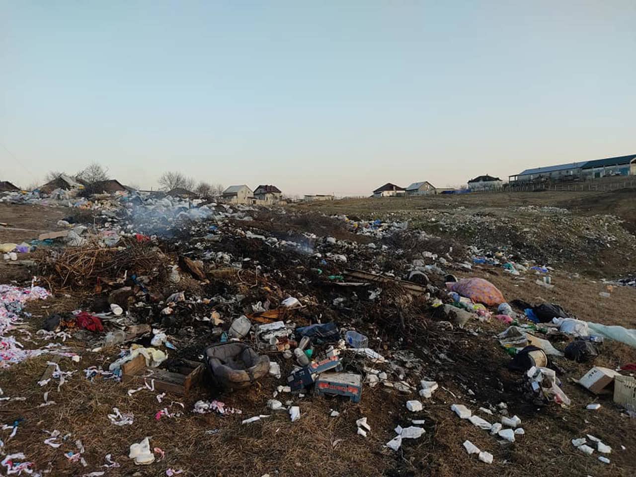 „Ne-am trezit cu depozitare de deșeuri, nu cu dezvoltare economică”: Consilierii de la Sângera s-au plâns la Parlament pe activitatea unui agent economic 