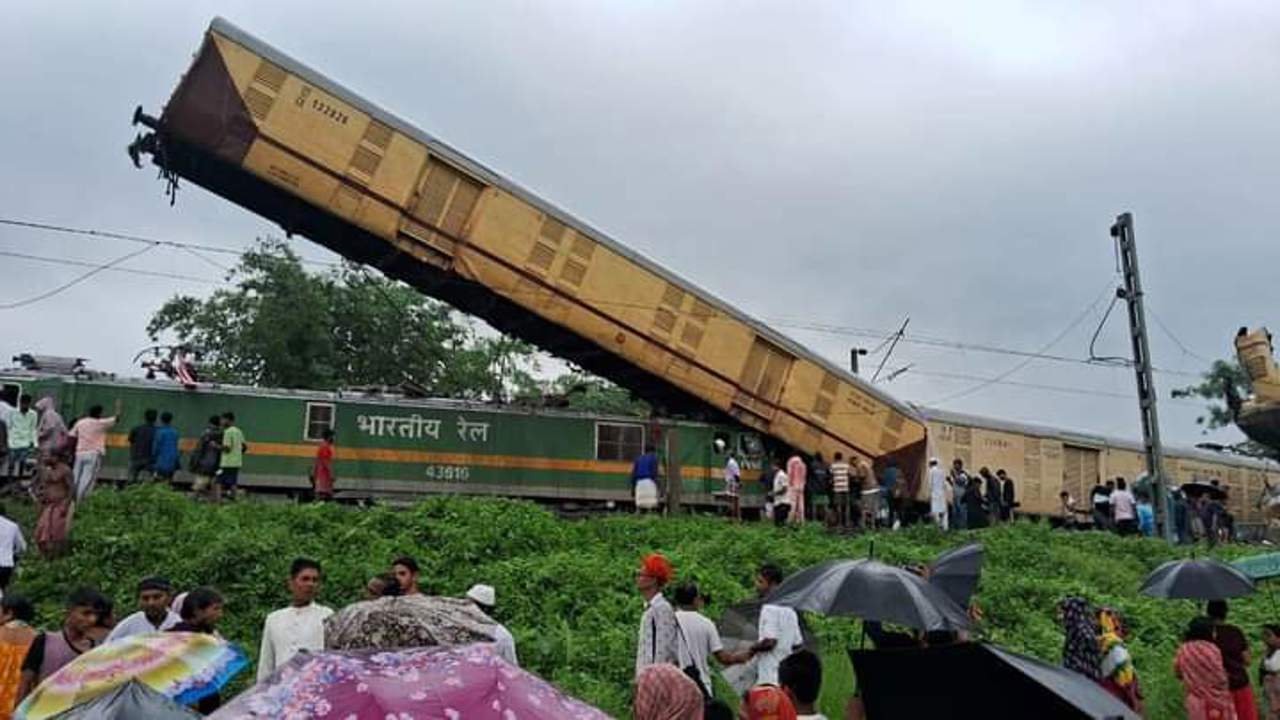15 morți și zeci de răniți, după ciocnirea a doua trenuri în India